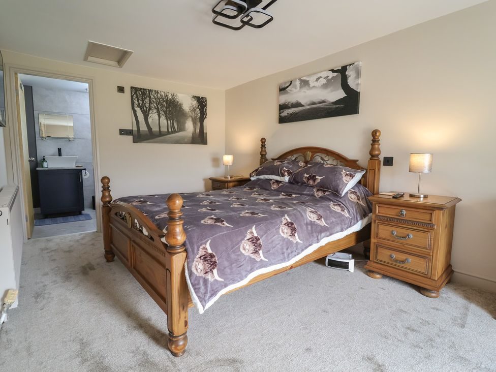 King-size bedroom with bedside lamps