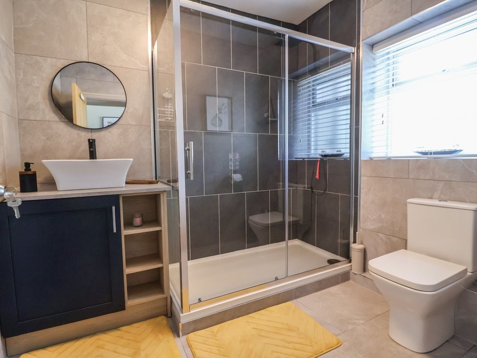 Second en-suite with walk-in shower and round mirror